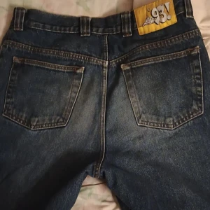 93or skate co  - Den är storlek 30/32 och priset kan diskuteras 