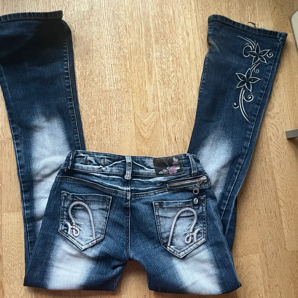 Assnygga lågmidjade crazy age jeans i bootcut, med detaljer på ben och fickor! Lite slitna i hälarna men annars i bra skick. Säljer pga att de tyvärr inte används längre. Skriv gärna om ni har några frågor!💞. Jeans & Byxor.