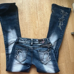 Crazy age bootcut jeans - Assnygga lågmidjade crazy age jeans i bootcut, med detaljer på ben och fickor! Lite slitna i hälarna men annars i bra skick. Säljer pga att de tyvärr inte används längre. Skriv gärna om ni har några frågor!💞