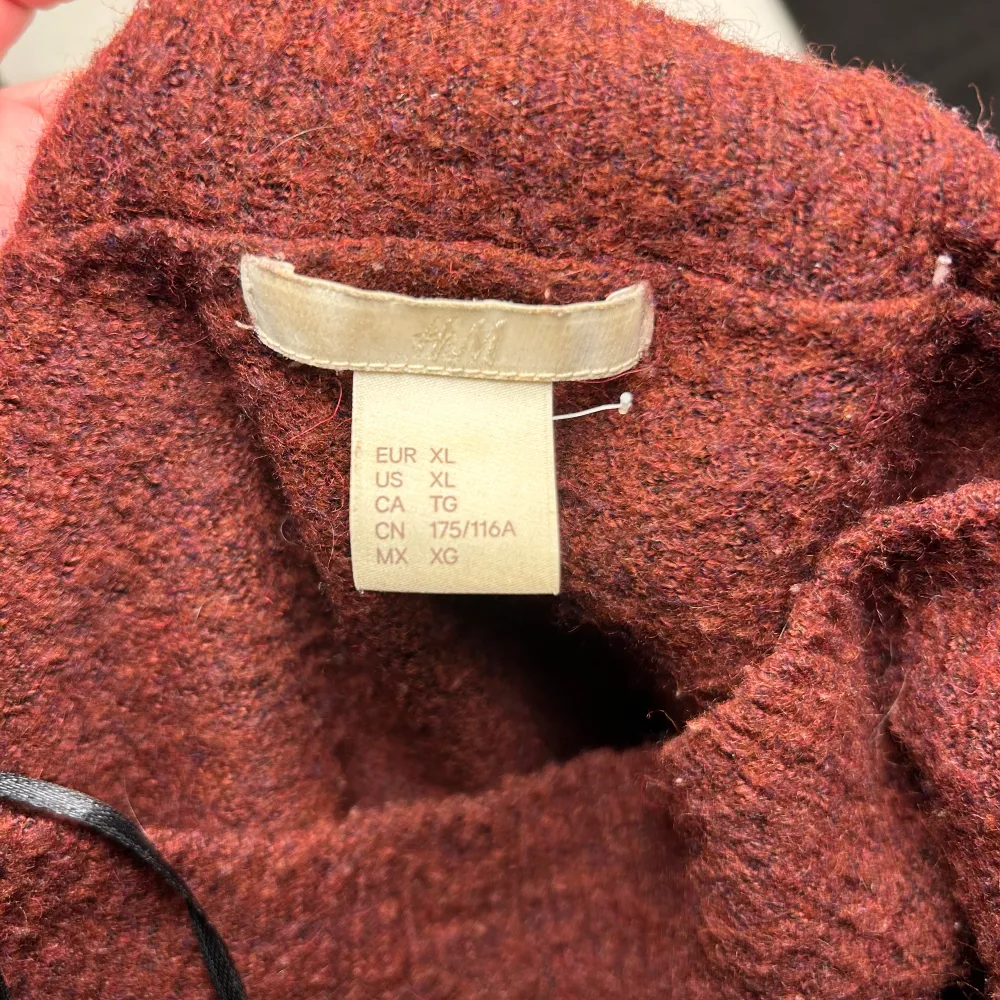 Stickad tröja i vinrött från H&M. Relativt liten i storlek. Välanvänd men väldigt mjuk och skönt fortfarande. Säljer eftersom den inte passar mig längre. . Stickat.