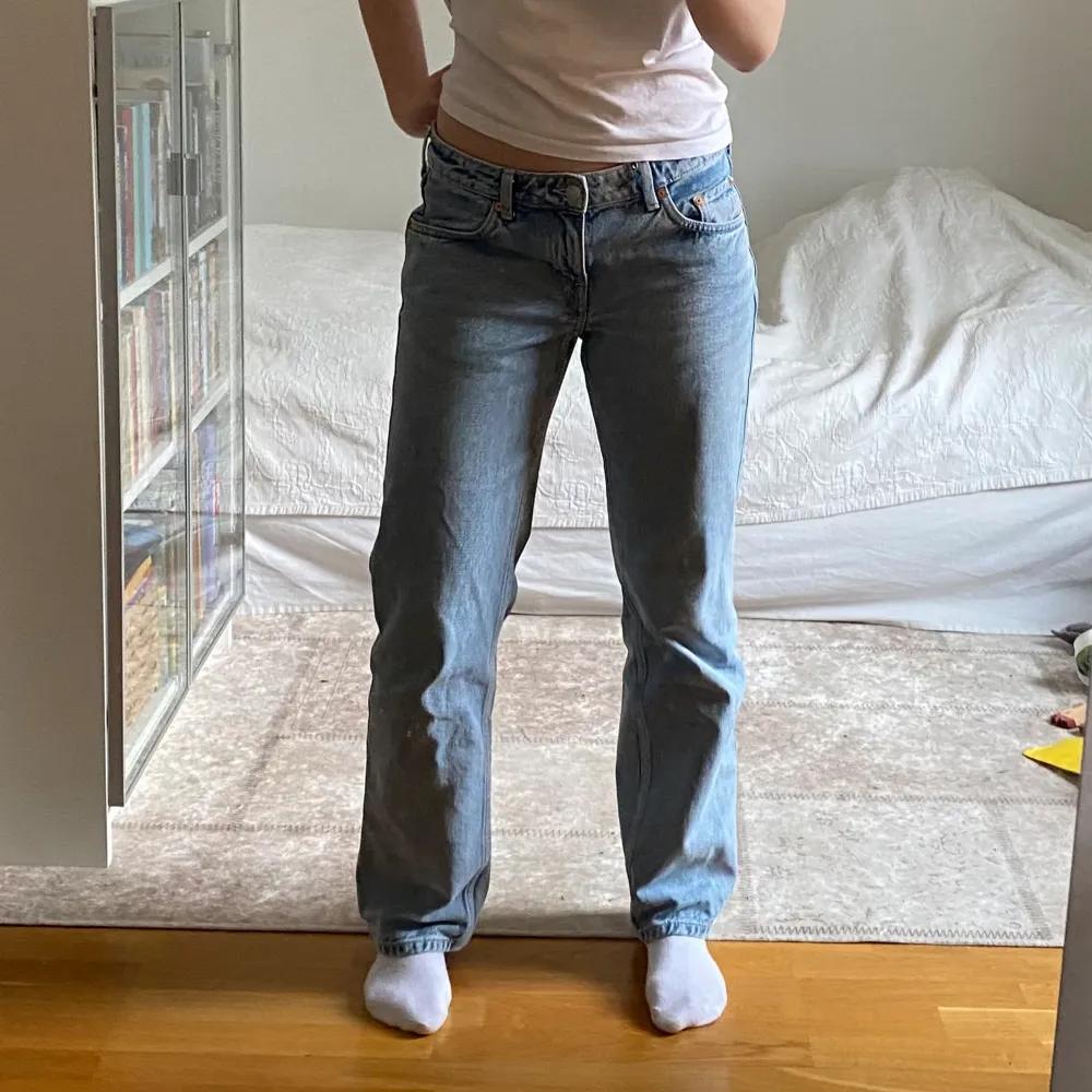 Snygga ljusa jeans från weekday i modellen arrow low straight. Jättefina men passar tyvärr inte mig 🙌. Jeans & Byxor.