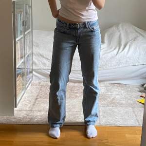 Snygga ljusa jeans från weekday i modellen arrow low straight. Jättefina men passar tyvärr inte mig 🙌