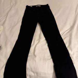 Ett par svarta Levis jeans som är as snygga. Bootcut och Midwaist. Använda men i väldigt bra skick och färgen och byxorna är inte slitna. 