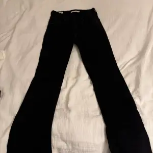 Ett par svarta Levis jeans som är as snygga. Bootcut och Midwaist. Använda men i väldigt bra skick och färgen och byxorna är inte slitna. 