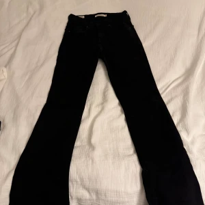 Levisjeans - Ett par svarta Levis jeans som är as snygga. Bootcut och Midwaist. Använda men i väldigt bra skick och färgen och byxorna är inte slitna. 