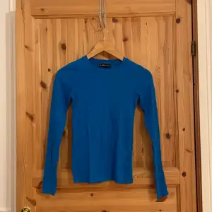 Tajt långärmad tröja i en skitsnygg blå färg!