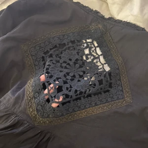 Blus från Odd Molly - Super söt blus från odd Molly, med super söt detalj på ryggen. Storlek står ej, men passar xs-m!
