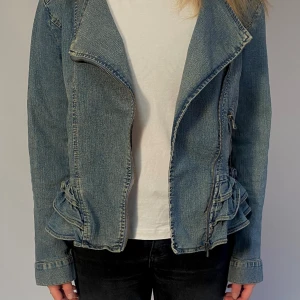 Jeansjacka💓 - Tunn jeansjacka med söta volanger nedtill, jackar går även att stänga ochnpassar perfekt till vår/sommar!💓 