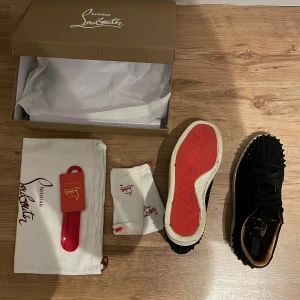 Louboutin skor  - 2 månader gamla Louboutin skor som andvänds ett få tal gånger. Säljs pga jag it andvänder de mycket, kvitto box och andra tillhörigheter medföljs. 