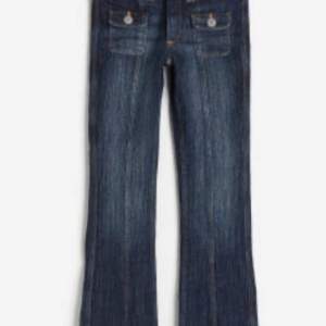 Säljer mina low waisted H&M jeans i storlek 146 11-12 säljer på grund av att dem är för korta för mig💗