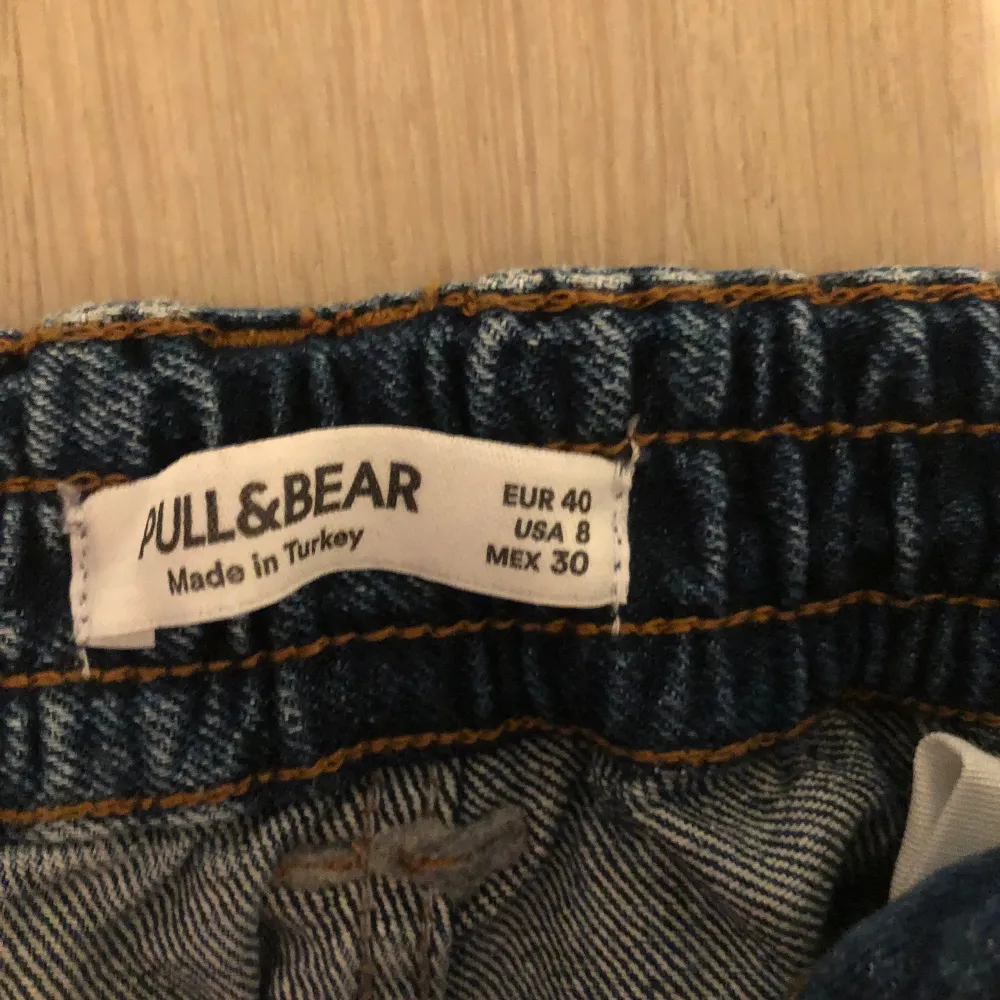 Säljer dessa för att dom inte längre kommer till andvändning.. Jeans & Byxor.