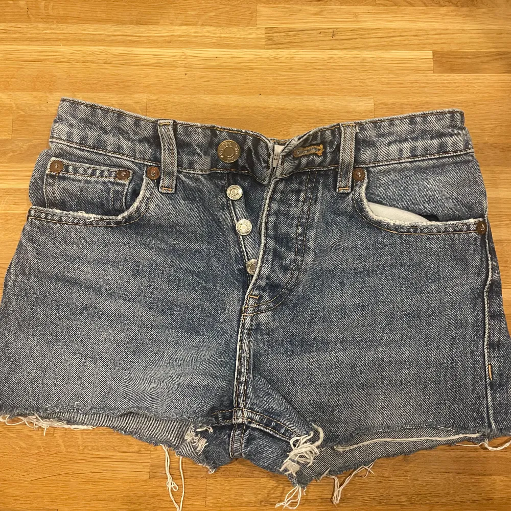 Jätte fina zara shorts som säljs då de är för små💕 köpta second hand men har aldrig använt och finns inga so Helst tecken på användning✨. Shorts.