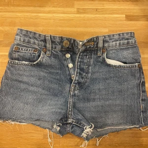 Zara shorts - Jätte fina zara shorts som säljs då de är för små💕 köpta second hand men har aldrig använt och finns inga so Helst tecken på användning✨