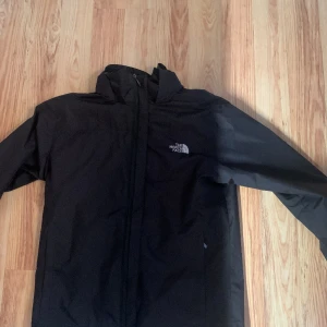 The North Face jacka - En north face jacka i storleken XXL, skulle säga att den sitter som en XL/L. Väldigt bra skick. Säljer pga växt ur jackan. Pris kan diskuteras.