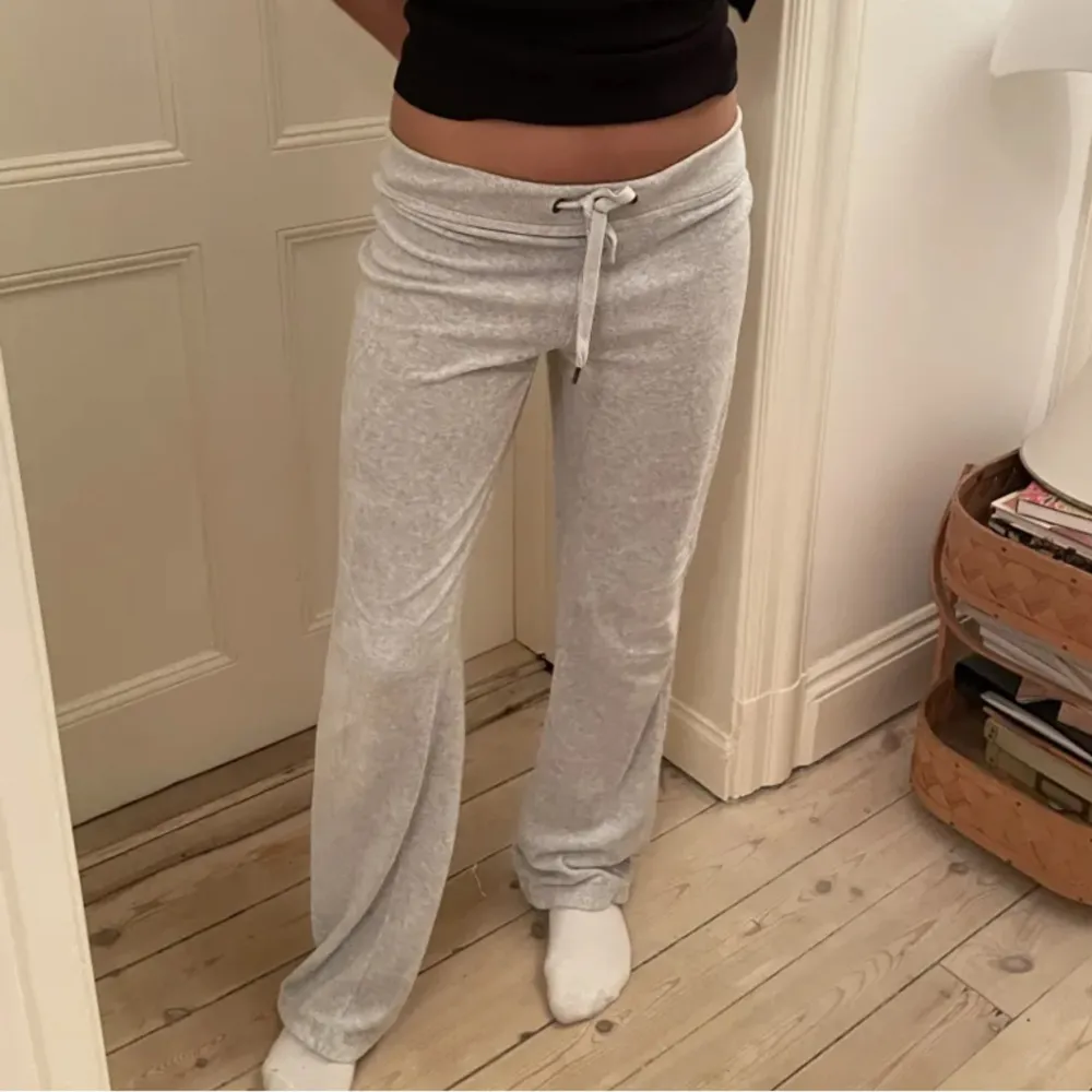 Supernajs mysbyxor som ser exakt ut som juicy Couture! De är i velour och har en ficka bak. Jeans & Byxor.