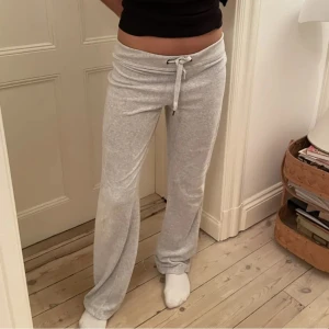Gråa mysbyxor  - Supernajs mysbyxor som ser exakt ut som juicy Couture! De är i velour och har en ficka bak