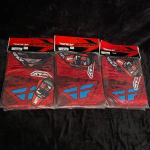 Diverse crosskläder  - Säljer nu diverse crosskläder från olika märken. Finns tröjor samt byxor från s till XL.   Är du intresserad och vill ha mer info är det vara att skriva. Fraktas inim 48h.