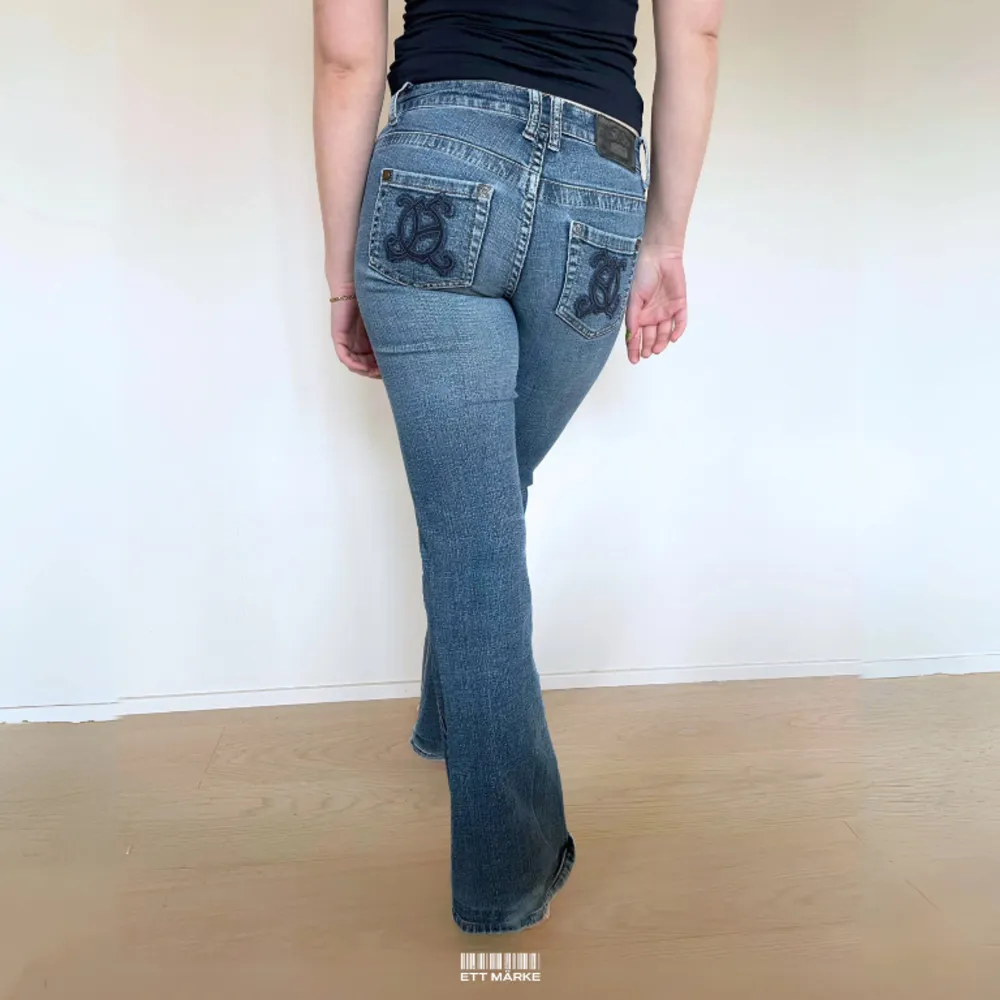 Mer info och möjlighet att köpa plagget finns på vår hemsida 😊  MODELL: Lågmidjade & Bootcut. FÄRG: Blå. STORLEK: 28 enligt lapp. Uppskattad storlek 34. MIDJA RAKT ÖVER: 37 cm.. Jeans & Byxor.