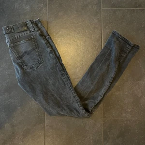 Nudie Jeans - - Märke: Nudie Jeans - Modell: Skinny Lin - Färg: gråa - Storlek: W30 L 34 - Skick: bra skick, ser små skador vid rumpan men inget som syns 7/10   Nypris: 1200 Pris: 350kr Skriv om ni är intresserade eller om ni har frågor!!