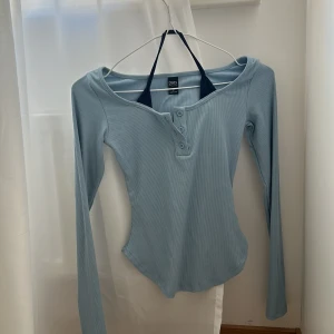 Blå tröja  - Blå tröja säljes då den tyvärr inte passar mig längre. Storlek S. 