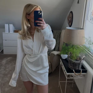 Vit klänning - Perfekt klänning till studenten och andra tillfällen i sommar💘 Använd 2 gånger.