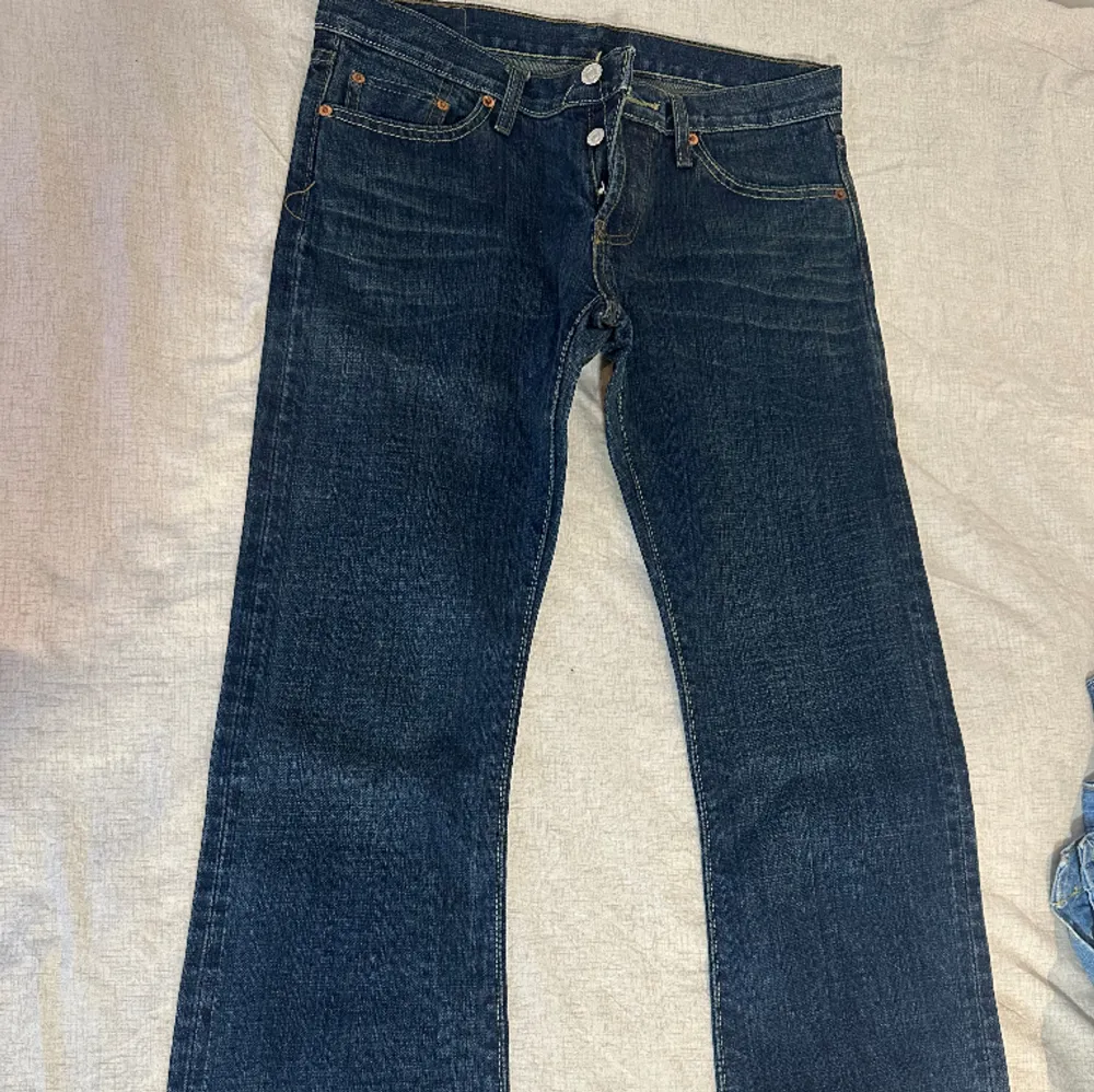 Mörkblå lågmidje Levis Jeans . Jeans & Byxor.