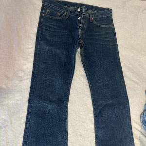 Mörkblå lågmidje Levis Jeans 