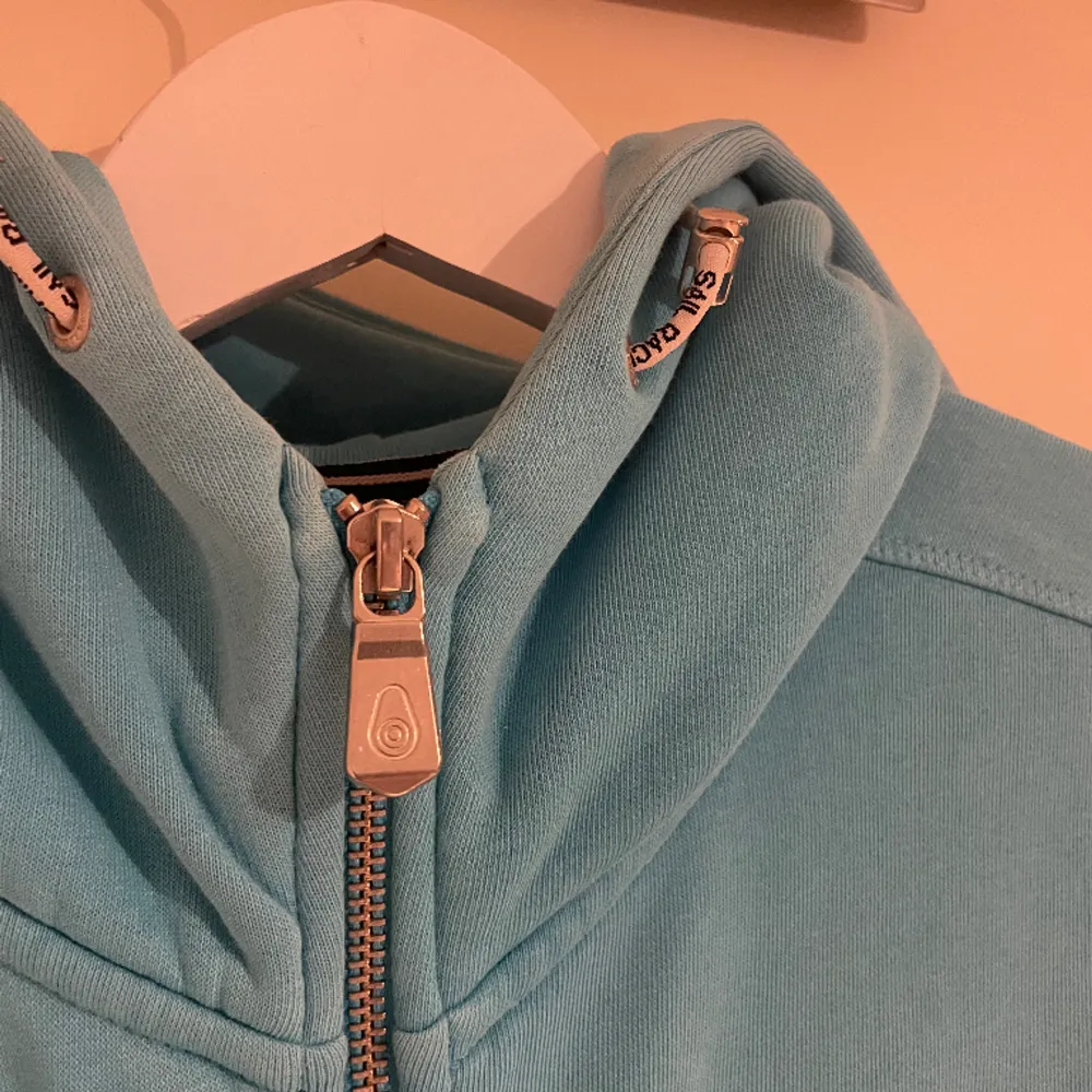 Ljusblå zip hoodie från Sail racing, superfint skick, köpt här på Plick😃. Hoodies.