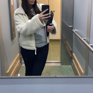 Teddy jacka - Beige Teddy jacka som passar perfekt nu till våren:) super bra skick😊