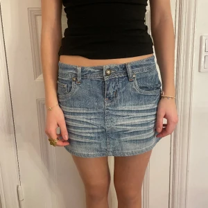 Lågmidjad jeanskjol - Såå snygg lågmidjad jeanskjol med snygga detaljer! Passar XS-S Det blir dålig upplösning på bilderna så kom privat för bättre bilder💗