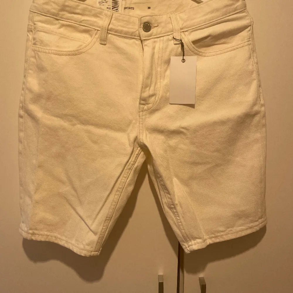 Krämvita shorts från Cubus, storlek W.30, aldrig använda, har prislapp kvar, skriv för mer information . Shorts.