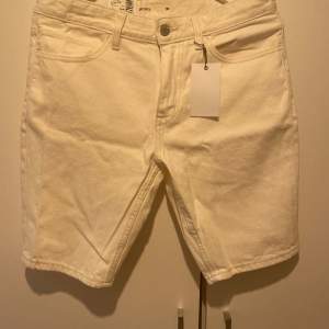 Krämvita shorts från Cubus, storlek W.30, aldrig använda, har prislapp kvar, skriv för mer information 