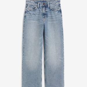 Jättefina blåfärgade straight wide jeans i toppskick! Dessa nästan oanvända jeans är bekväma, trendiga och av hög kvalitet. Perfekta för en avslappnad, stilfull look.