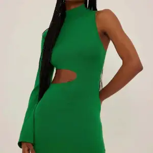 Säljer den här fina gröna klänning som tyvärr inte kommit till användning. Köparen står för frakten🫶
