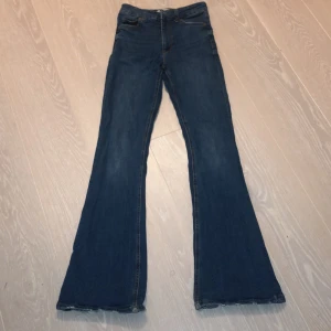 Zara jeans   - Säljer ett par mörkblåa byxer ifrån Zara. Använt några gånger men de har blivit för små för mig. De är i bra skick och har inga skador eller hål. 