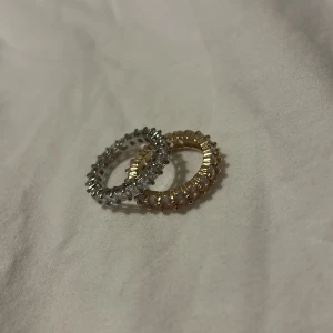 Ring med sten  - Oanvänd, nyskick. Ej äkta stenar eller silver.