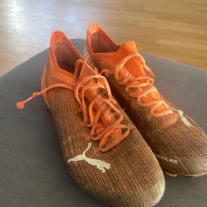 Hej, jag säljer mina forbollskor  - Storlek 42,5. Skick 6,5/10 