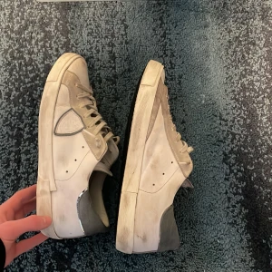 Philippe model strl 42 - Säljer mina Philippe model skor i storlek 42. Skorna är i använt skick. Nypris 3000kr. Skorna ska se smutsiga ut och är rn del av designen.