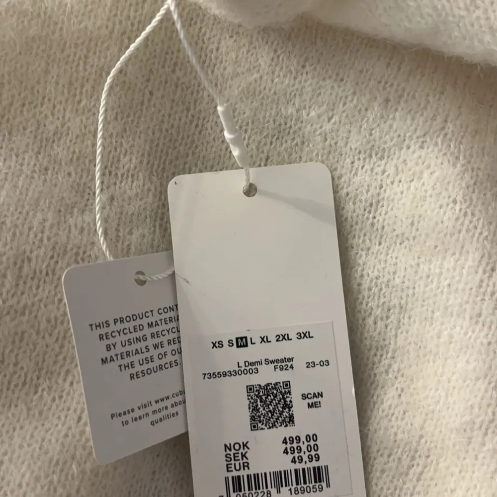 Jättefin vit stickad tröja från Cubus, nypris 499kr jag säljer den för 350 + frakt. Aldrig använd, säljer för jag inte hann skicka tillbaka. Den var lite förstor för mig💓. Tröjor & Koftor.