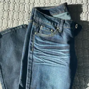 Lågmidjade mörkblå Miss olive jeans. Väldigt bra skick. Kontakta för mer info, bilder och intresse mm.🩷