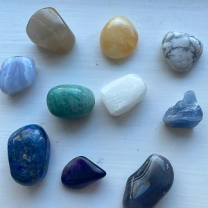 Kristaller  - 10st små krisaller. 40kr st! Skriv om ni undrar vad det är för kristaller🩷