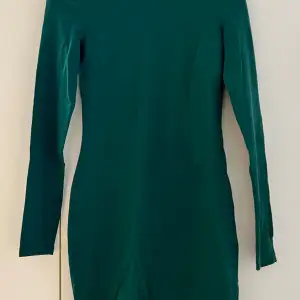 Grön midi klänning från Nelly trend , storlek s