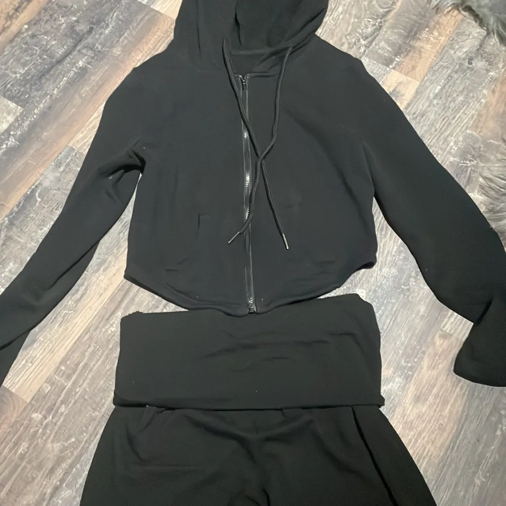 Ett svart sätt med en kort svart tröja med luva och ett par yoga pants💕 . Tröjor & Koftor.