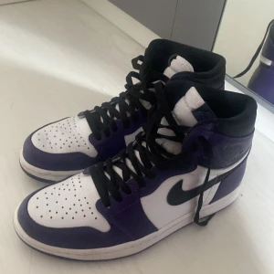 Air Jordan 1 court purple ny skick!  - Tjena säljer ett par Air jordan 1 court purple nyskick. Använda 1 gång. Köpta från Hypestein i Stockholm nypris 4000kr