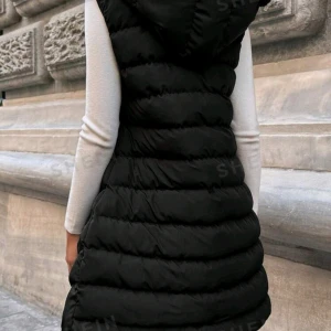 Lång väst  - Jätte snygg väst med svart päls  Aldrig använd för liten för mig strl L men mer som M