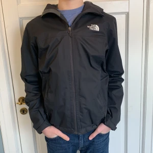 The North Face windbreaker - Säljer min jacka för att den inte kommit till någon användning på senaste. Väldigt bra skick, bara en liten skråma(bild3) Pris kan diskuteras vid snabb affär. Modellen är 188