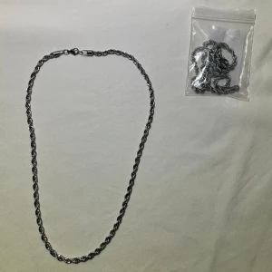 Silver cordell kedja - Silver platerad cordell kedja 5 millimeter,55 cm lång rostfritt stål   Silver platerad cordell armband 5 millimeter,21cm lång rostfritt stål  Alla varor är oanvända! Fraktar över Sverige kan även mötas upp  Pris: Armband 200kr Halsband 250kr   