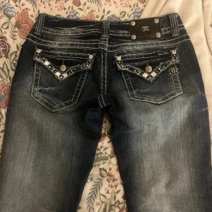 Miss me jeans - Säljer mina sååå fina miss me jeans. Säljer dom eftersom att dom inte passar mig längre. Dom är i så fint skick. Inga defekter förutom att en Sten har ramlat av men det är allt. Dom är low waist och sitter så fint.💞 tryck inte på köp nu!