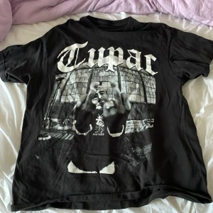 tupac tshirt - den är andvänd 2 gånger men har inga skador förutom att där storleken står så är det nästan borta