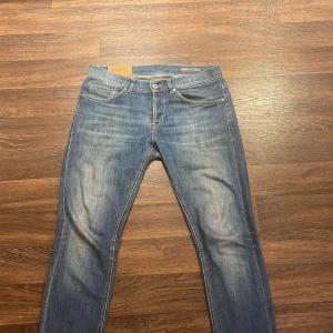 Dondup george  - Dondup ”George” i mycket bra skick! Inga defekter förekommer🤩 storlek 33 och köpta för runt 3500kr✌️ skriv för bilder eller funderingar 